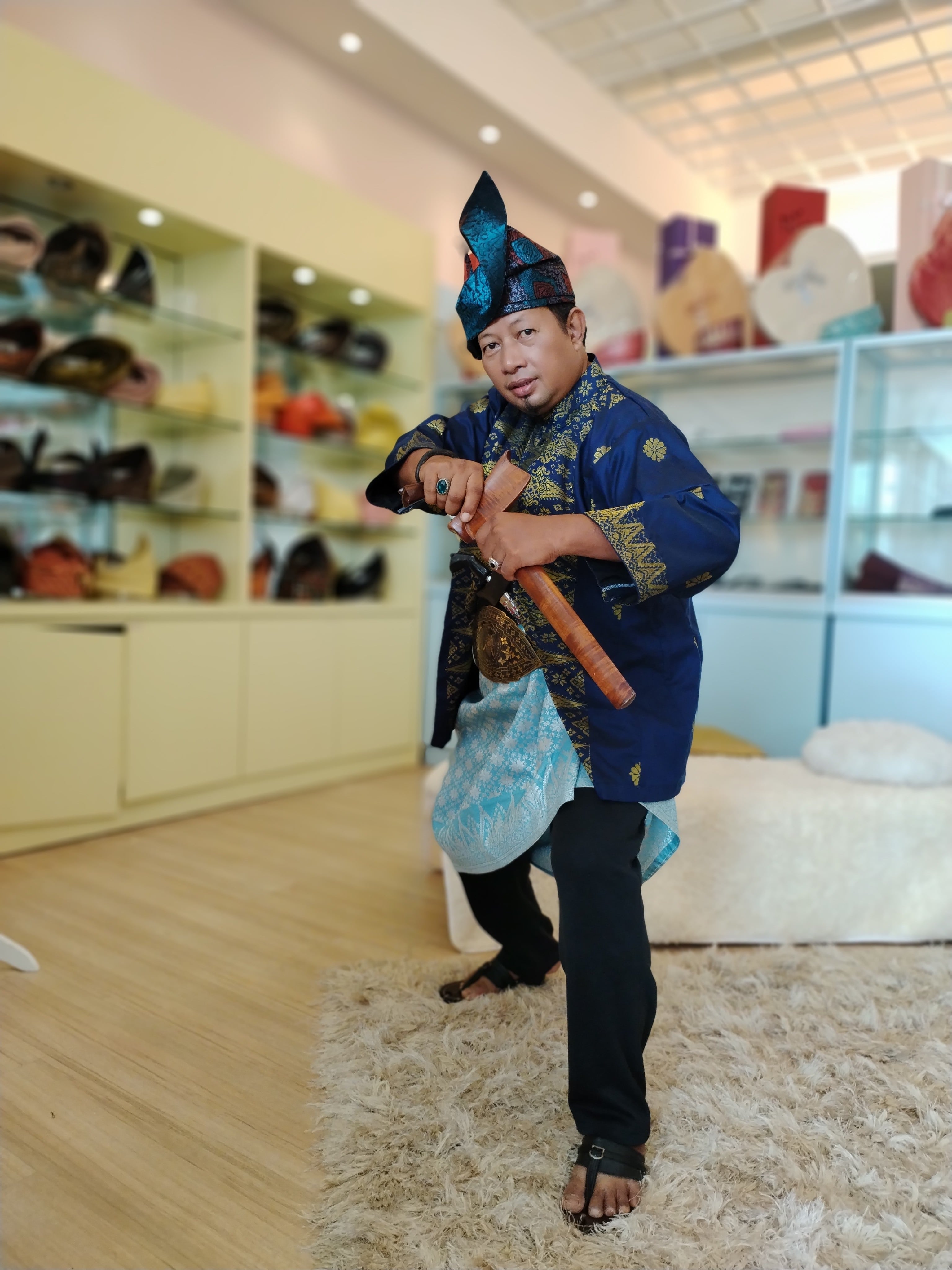 Busana lelaki Melayu melibatkan baju layang, baju kutang, seluar, bengkung, sampin, tengkolok dan capal serta perhiasan lain seperti keris dan kerongsang.